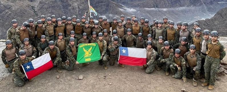 Los alumnos del Curso de Montaña 2023 del Ejército de Chile escalan el cerro Nido de Cóndores