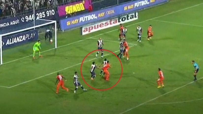 Alianza Lima vs. César Vallejo: Ricardo Lagos jaló en el área a Renzo Garcés | VIDEO