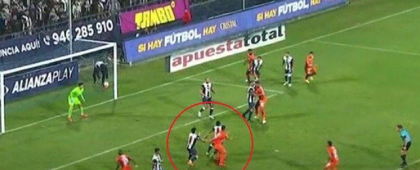 Alianza Lima vs. César Vallejo: Ricardo Lagos jaló en el área a Renzo Garcés | VIDEO