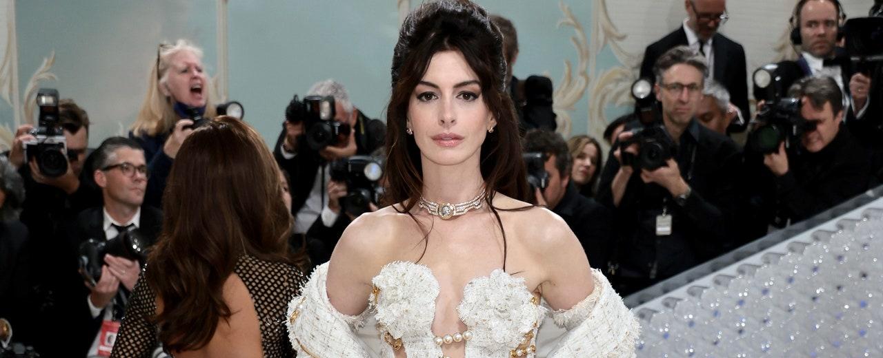 Anne Hathaway brilla con un vestido blanco en la MET Gala 2023