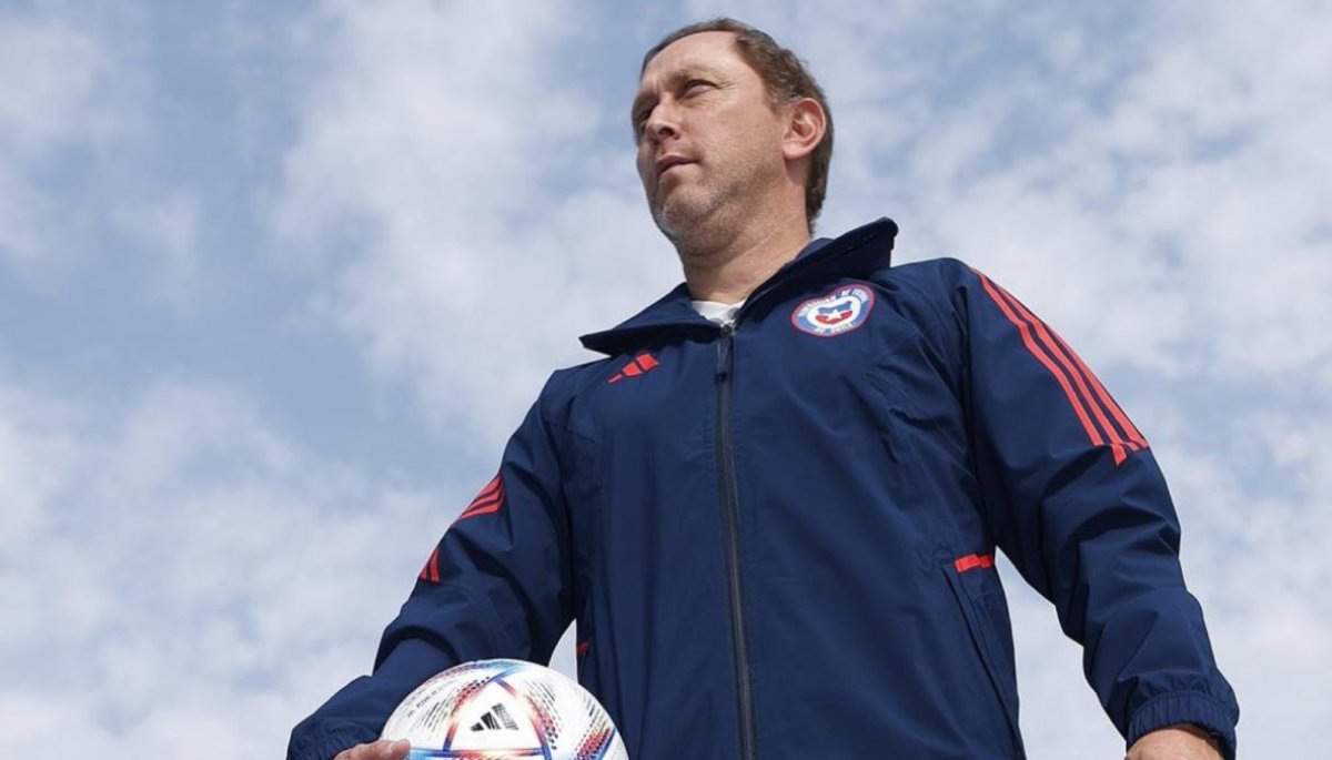 Luis Mena ya tiene fecha y rival para debutar como DT de la Roja femenina