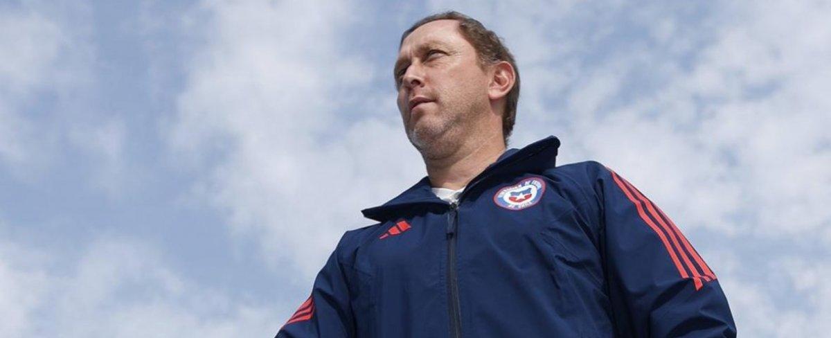 Luis Mena ya tiene fecha y rival para debutar como DT de la Roja femenina