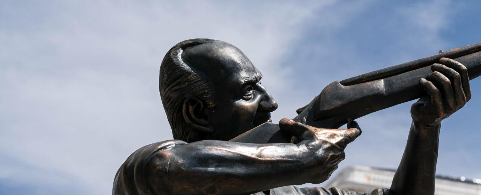 Nicolás Miranda, artista chileno genera polémica con la instalación de una estatua alusiva al Rey Emérito Juan Carlos de España