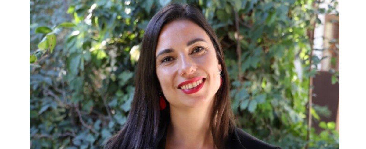 Sale uno y entra otra: esposa de ex jefe de gabinete de Boric asume cargo en La Moneda