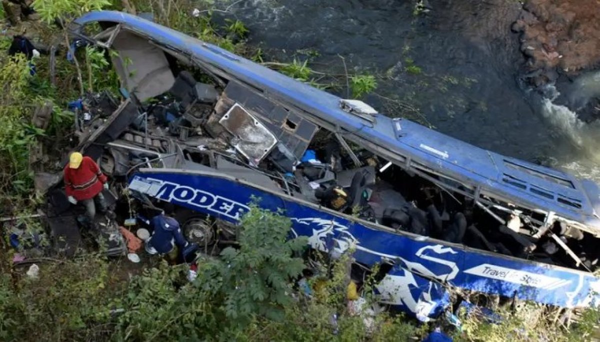 Autobús cae a un abismo en Perú y deja al menos 10 muertos