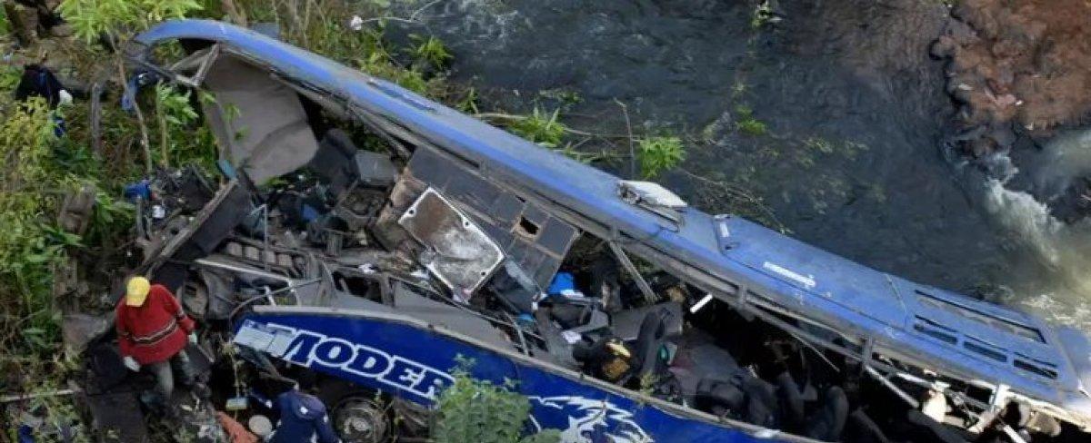 Autobús cae a un abismo en Perú y deja al menos 10 muertos