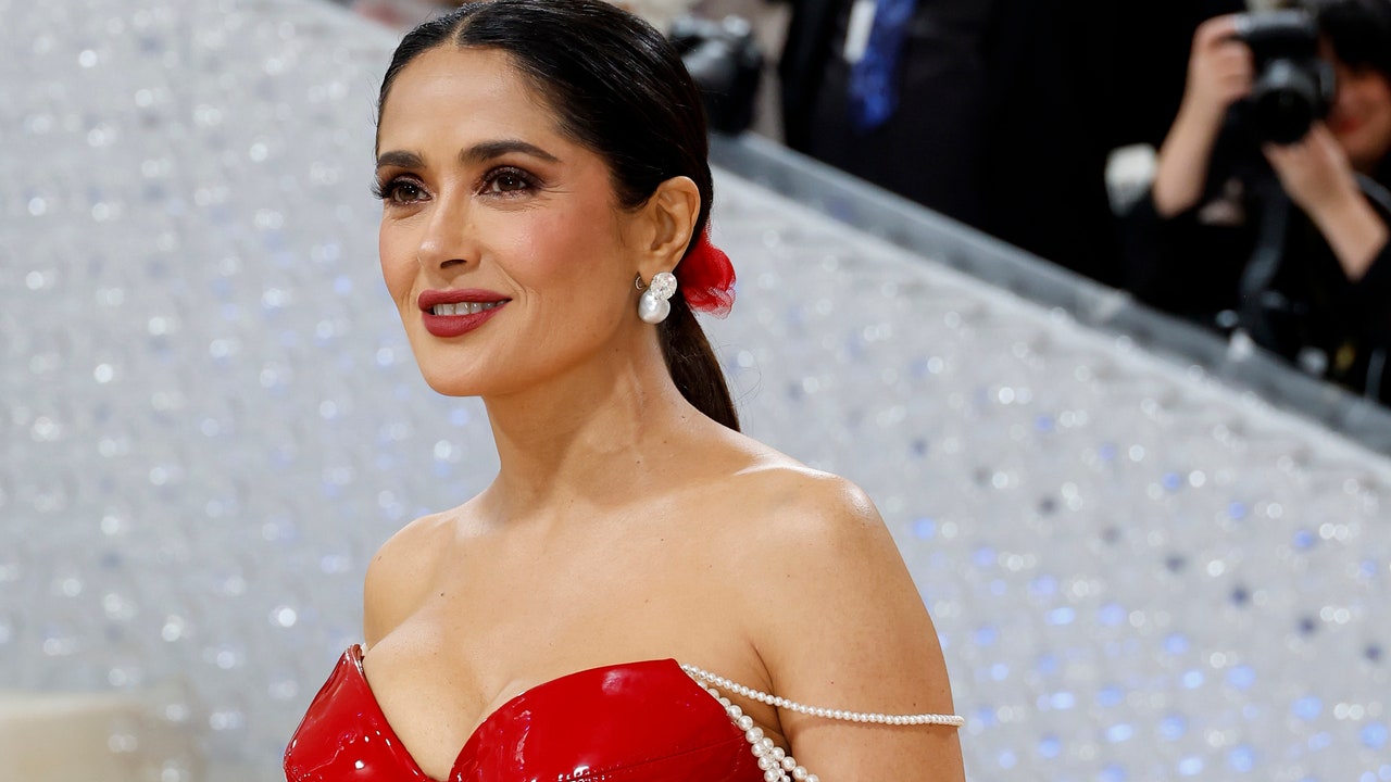 Perlas, vinilo, tul, encaje…: Salma Hayek en la Met Gala 2023 lo es TODO