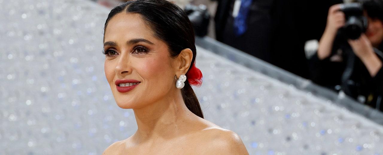 Perlas, vinilo, tul, encaje…: Salma Hayek en la Met Gala 2023 lo es TODO
