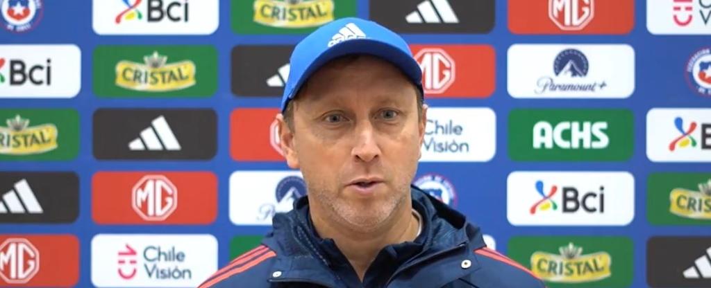 Luis Mena destaca el inicio del trabajo en cancha con La Roja Femenina: 'Debutar ante Brasil es un buen inicio para cualquiera'