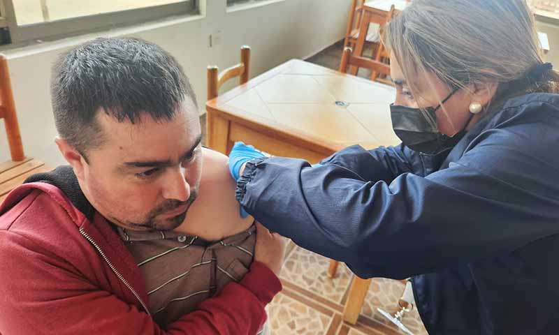 Seremis de Salud y Minería realizan operativo de vacunación contra la Influenza a salineros de Cáhuil