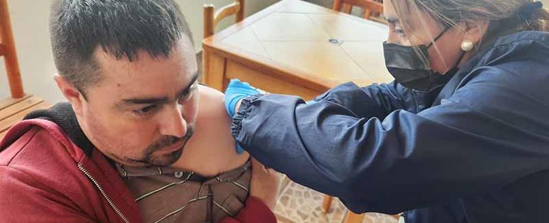 Seremis de Salud y Minería realizan operativo de vacunación contra la Influenza a salineros de Cáhuil