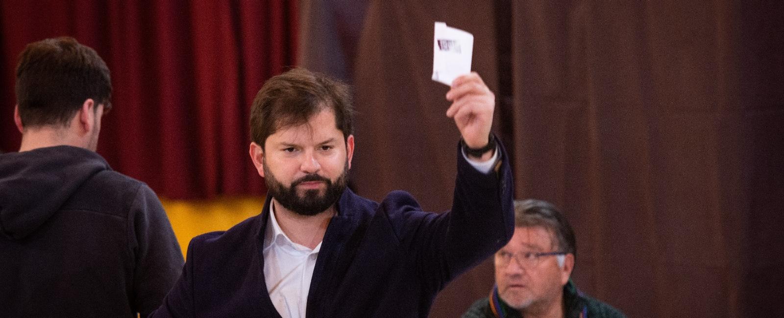 Más de $40 millones costaron los dos viajes de Boric a Punta Arenas para votar - El Líbero