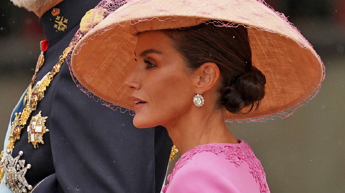 Para llevar el tocado de la reina Letizia en la Coronación de Carlos III hace falta mucha personalidad
