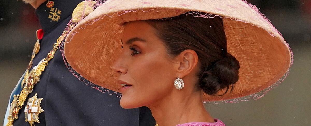 Para llevar el tocado de la reina Letizia en la Coronación de Carlos III hace falta mucha personalidad