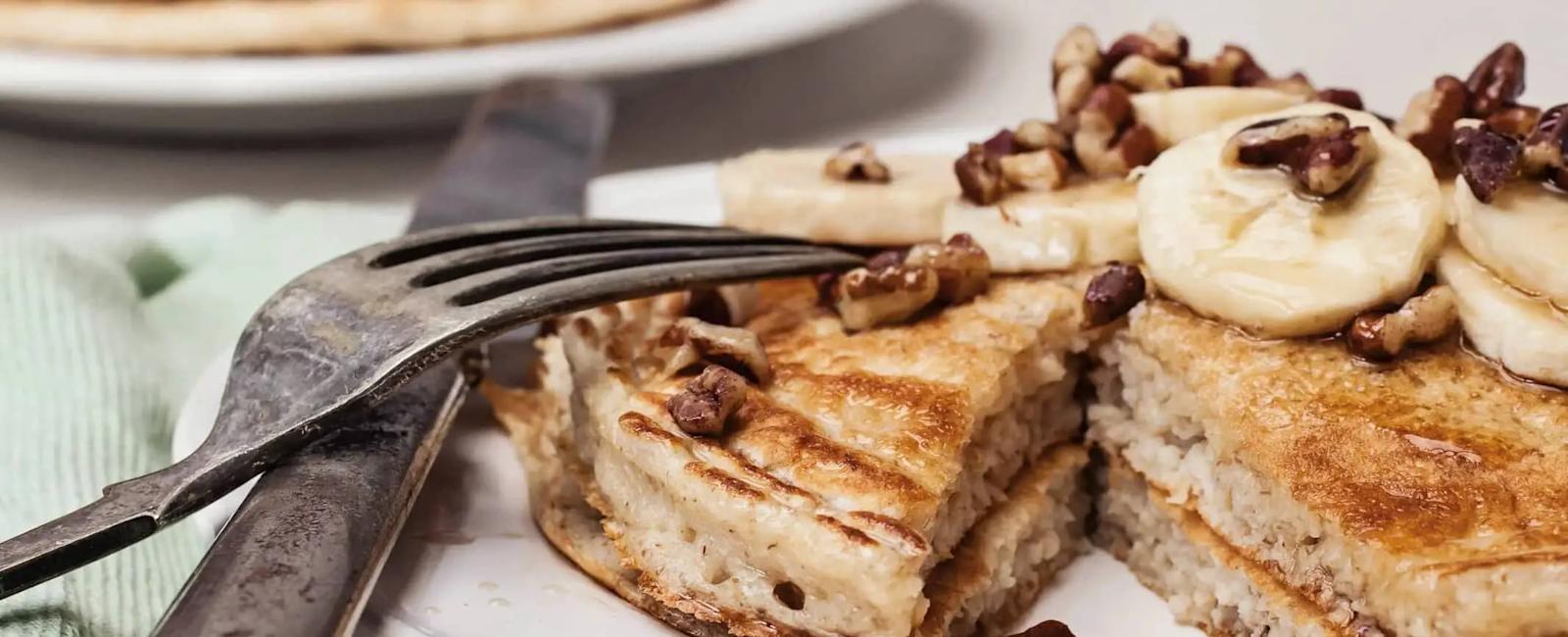 Hot cakes de plátano con nueces. Una receta de desayuno riquísima