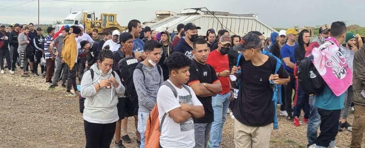 Juez federal bloquea política de asilo de administración Biden