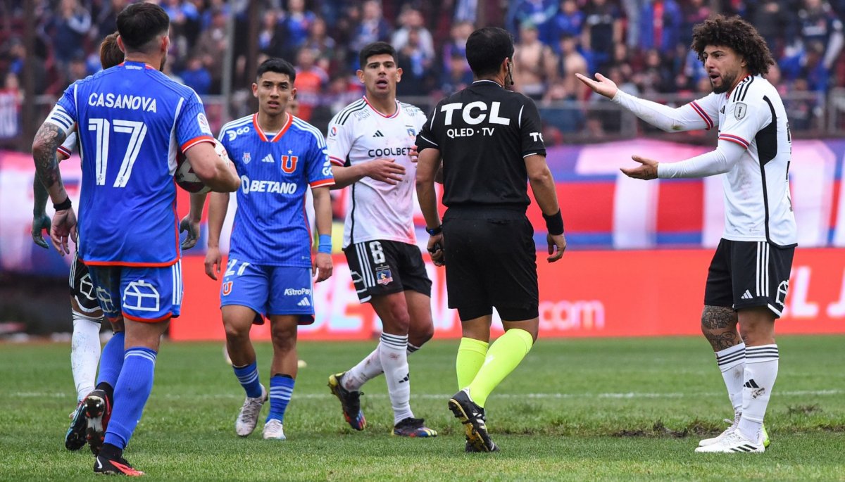 ¿Era roja? La polémica jugada que reclamó todo Colo Colo en el Superclásico