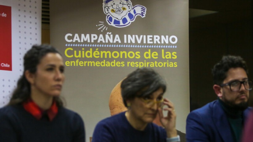 Minsal desestimó adelantar vacaciones de invierno y reiteró llamado a vacunarse contra la influenza