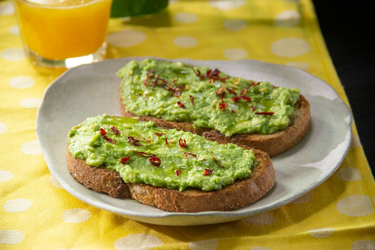 Receta de avocado toast, un desayuno ligero - Comedera - Recetas, tips y consejos para comer mejor.