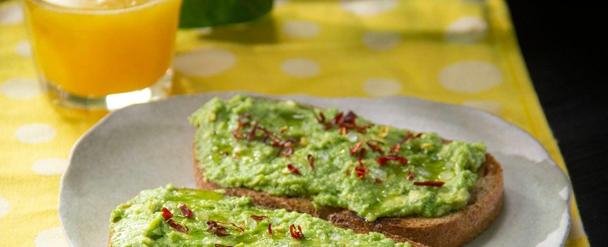 Receta de avocado toast, un desayuno ligero - Comedera - Recetas, tips y consejos para comer mejor.
