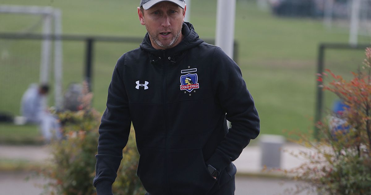 Con emotiva despedida: Luis Mena deja Colo Colo para asumir como nuevo entrenador de La Roja femenina
