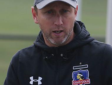 Con emotiva despedida: Luis Mena deja Colo Colo para asumir como nuevo entrenador de La Roja femenina