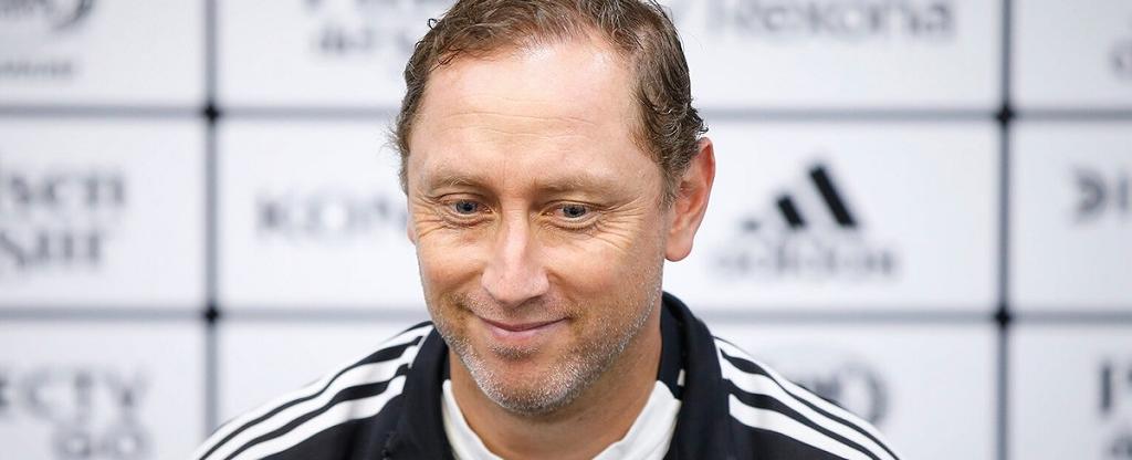 Luis Mena dejará Colo Colo y se transformará en el nuevo DT de la Roja femenina en reemplazo de Letelier