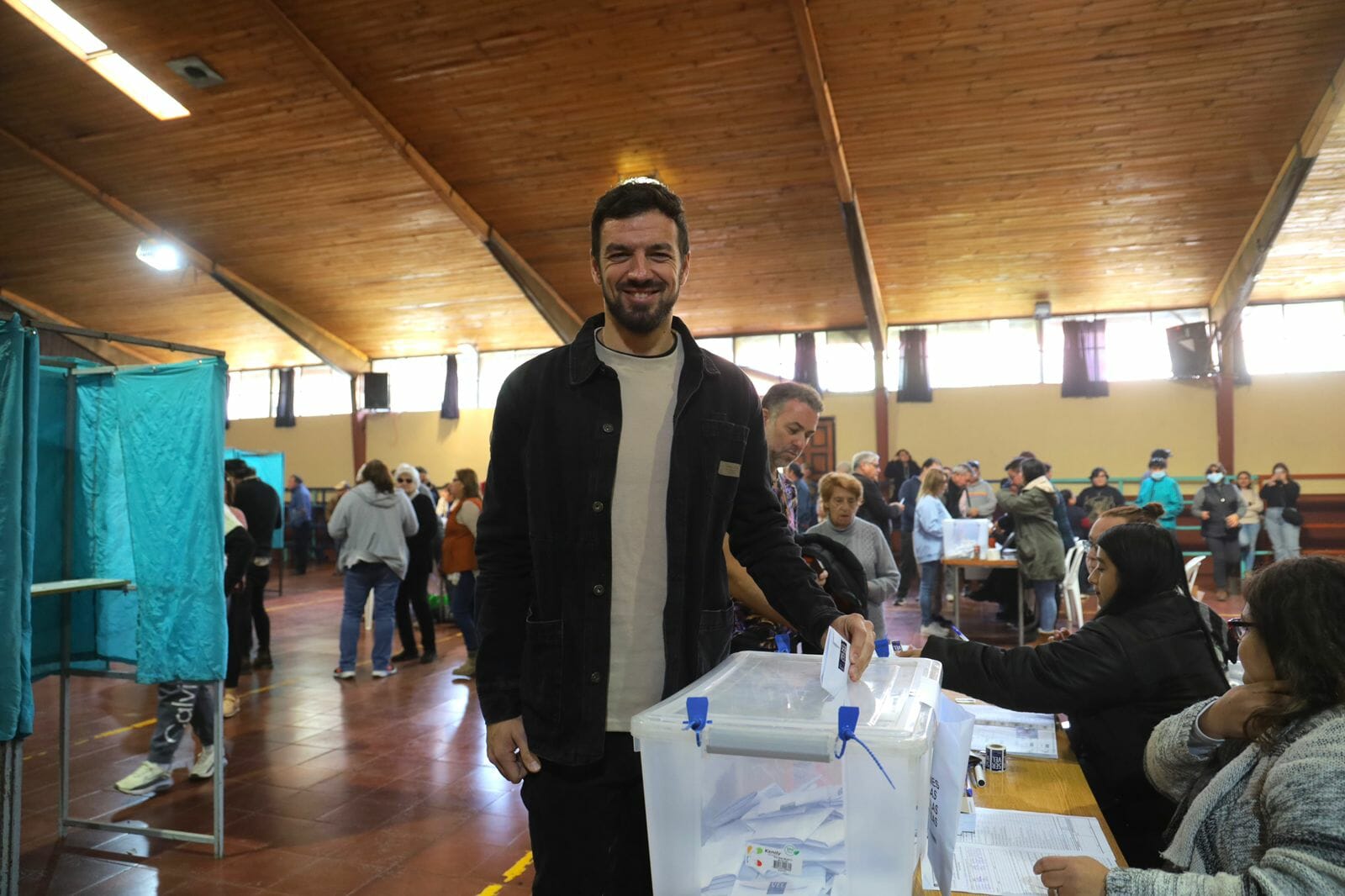 Alcalde Tomás Vodanovic tras votar en Maipú: "Esta elección no se trata del Frente Amplio, se trata de Chile"