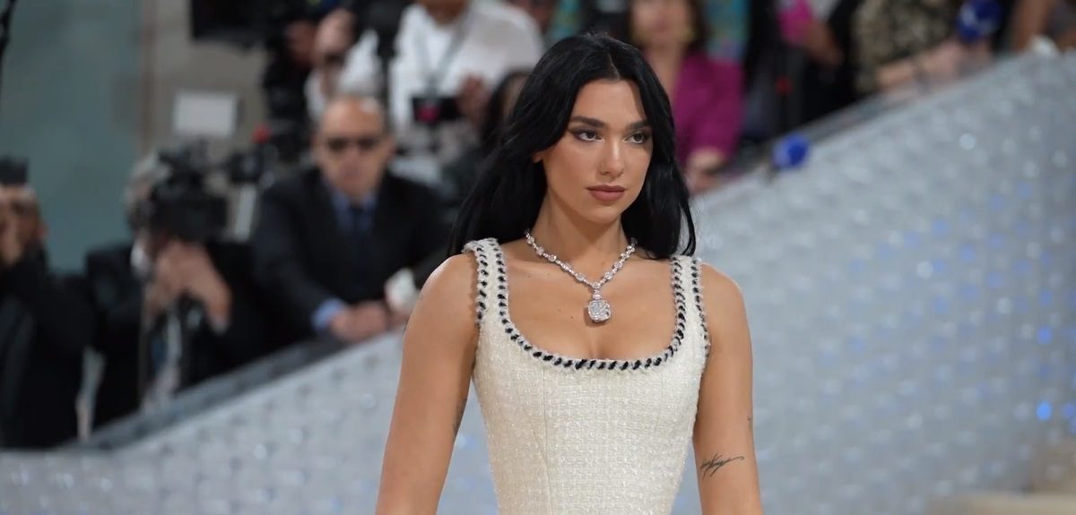 Dua Lipa en la MET Gala: apareció con vestido usado por Claudia Schiffer