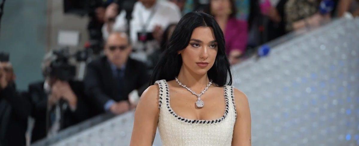 Dua Lipa en la MET Gala: apareció con vestido usado por Claudia Schiffer