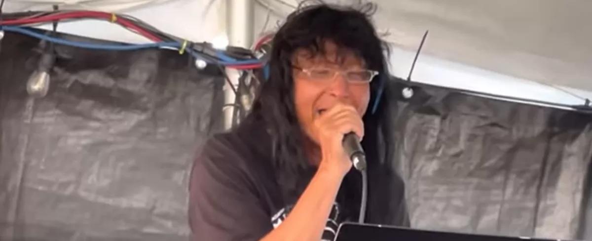 Joey Belladonna (Anthrax) sorprende haciendo conciertos de karaoke