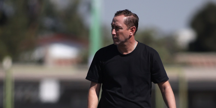 Luis Mena deja Colo-Colo y asume en La Roja femenina