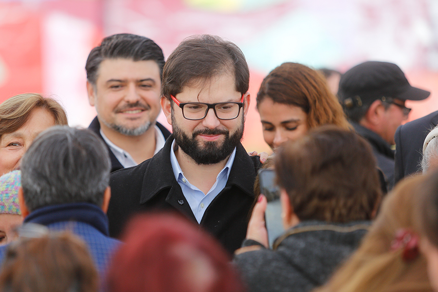 Gabriel Boric alcanza mayor aprobación de últimos nueve meses, según Research Chile