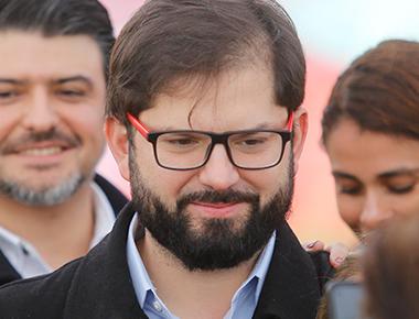 Gabriel Boric alcanza mayor aprobación de últimos nueve meses, según Research Chile