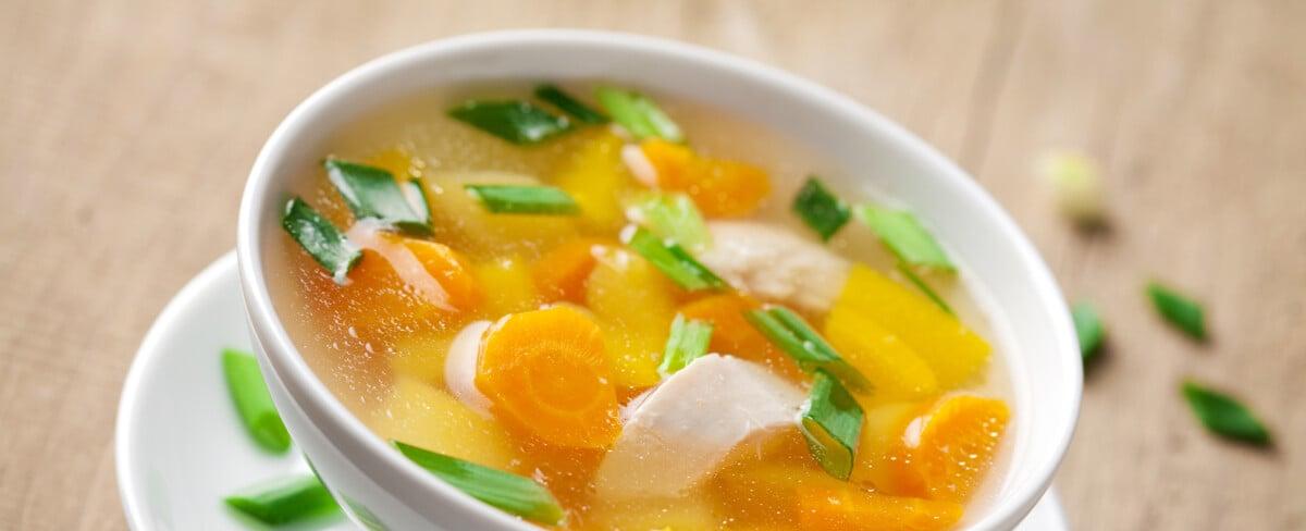 Deliciosa sopa de muslos de pollo con verduras - Comedera - Recetas, tips y consejos para comer mejor.