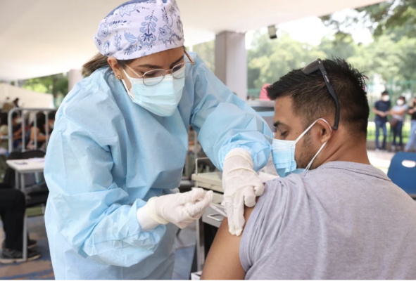 Estados Unidos enfrenta nueva ola de Covid-19 y espera por una nueva vacuna de refuerzo