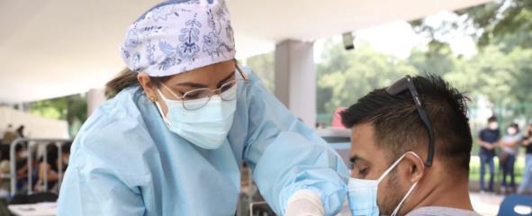 Estados Unidos enfrenta nueva ola de Covid-19 y espera por una nueva vacuna de refuerzo