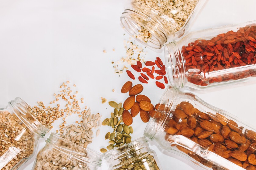 Siete alimentos para sumar fibra a la dieta keto y 27 recetas bajas en hidratos para incluirlos