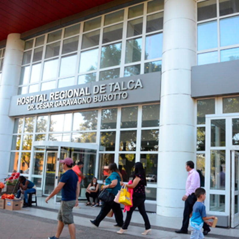 Tras pasar 16 horas en camilla, hecha con sillas de plástico, madre retira a su hijo autista del Hospital de Talca. Recinto la denunció a la justicia por llevárselo