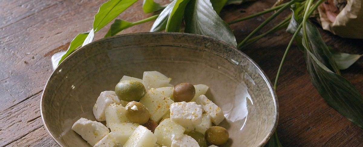 Ensalada de melón, queso y aceitunas paso a paso - Comedera - Recetas, tips y consejos para comer mejor.