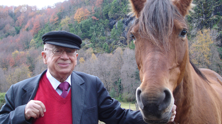 Fundación Gonzalo Rojas cuestiona documental difundido por la embajada de Chile en Argentina: "Merece respeto"