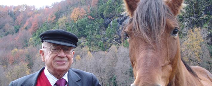 Fundación Gonzalo Rojas cuestiona documental difundido por la embajada de Chile en Argentina: "Merece respeto"