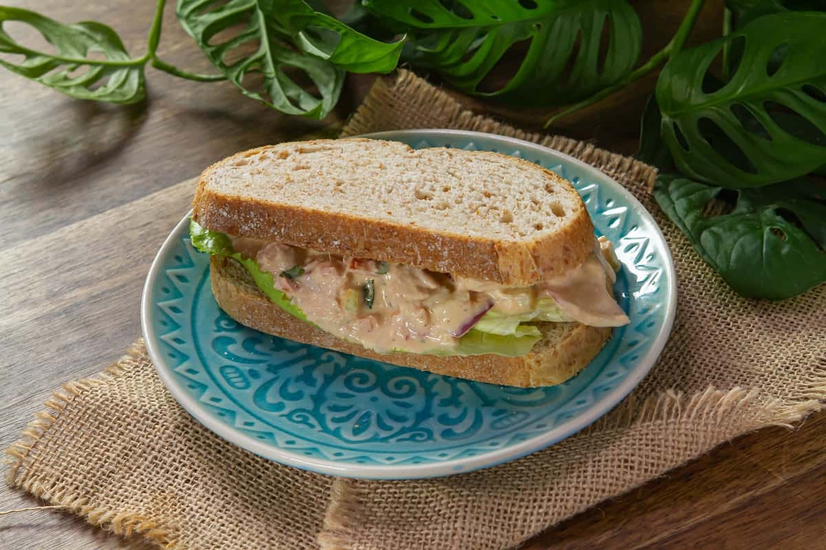 Cómo hacer sándwich con ensalada de atún - Comedera - Recetas, tips y consejos para comer mejor.