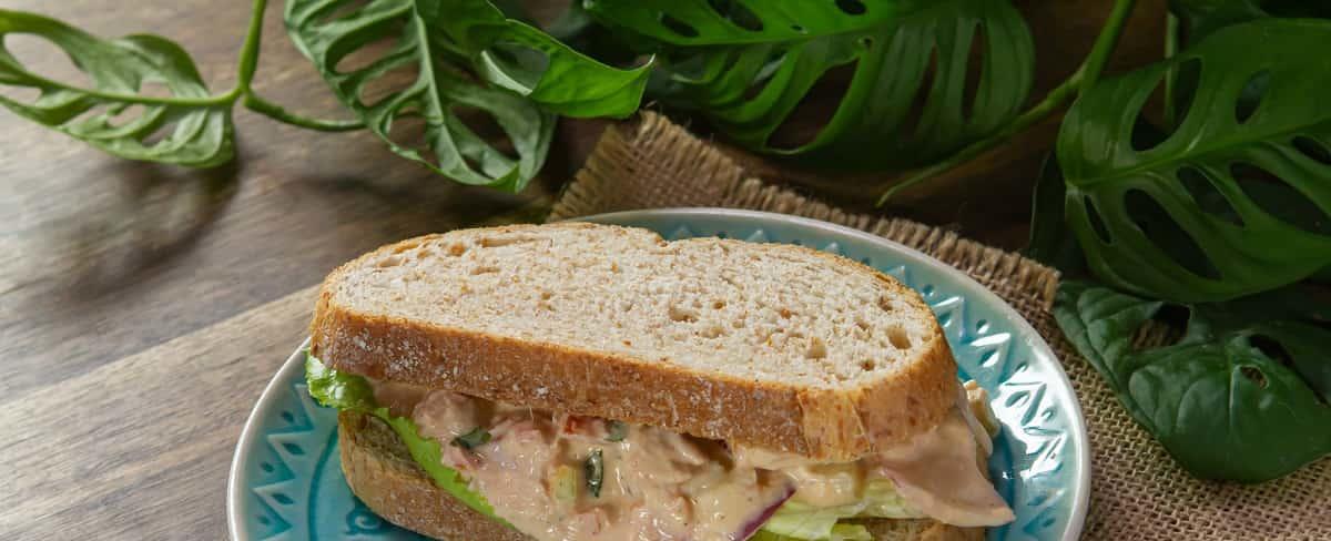 Cómo hacer sándwich con ensalada de atún - Comedera - Recetas, tips y consejos para comer mejor.