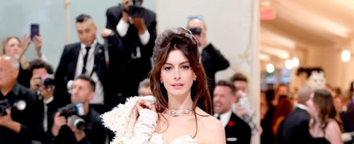 ¿Anne Hathaway es la reina de la MET Gala? redes sociales se rinden ante su belleza y estilo