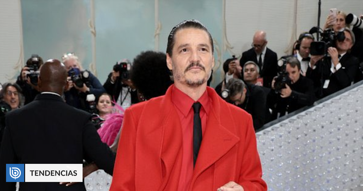 Pedro Pascal deslumbra en la Gala MET vestido de rojo y con shorts