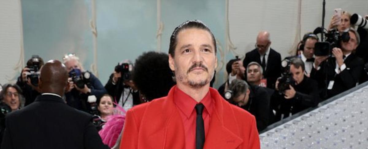 Pedro Pascal deslumbra en la Gala MET vestido de rojo y con shorts