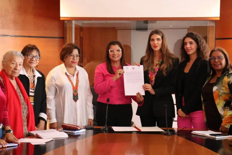 Camilla Fabri recibe la solidaridad de la Fuerza Bolivariana de Mujeres