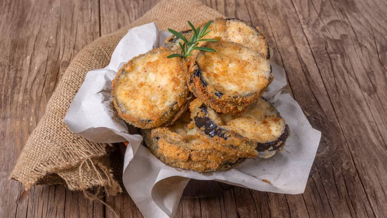 ¿Aburrido de comer carne? Intenta con esta receta de berenjenas fritas