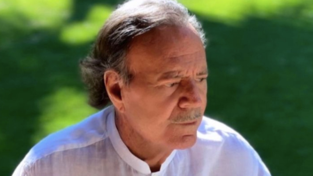 'Cómo se puede ser tan mal intencionado': Julio Iglesias aclara rumores sobre estado de salud con look renovado